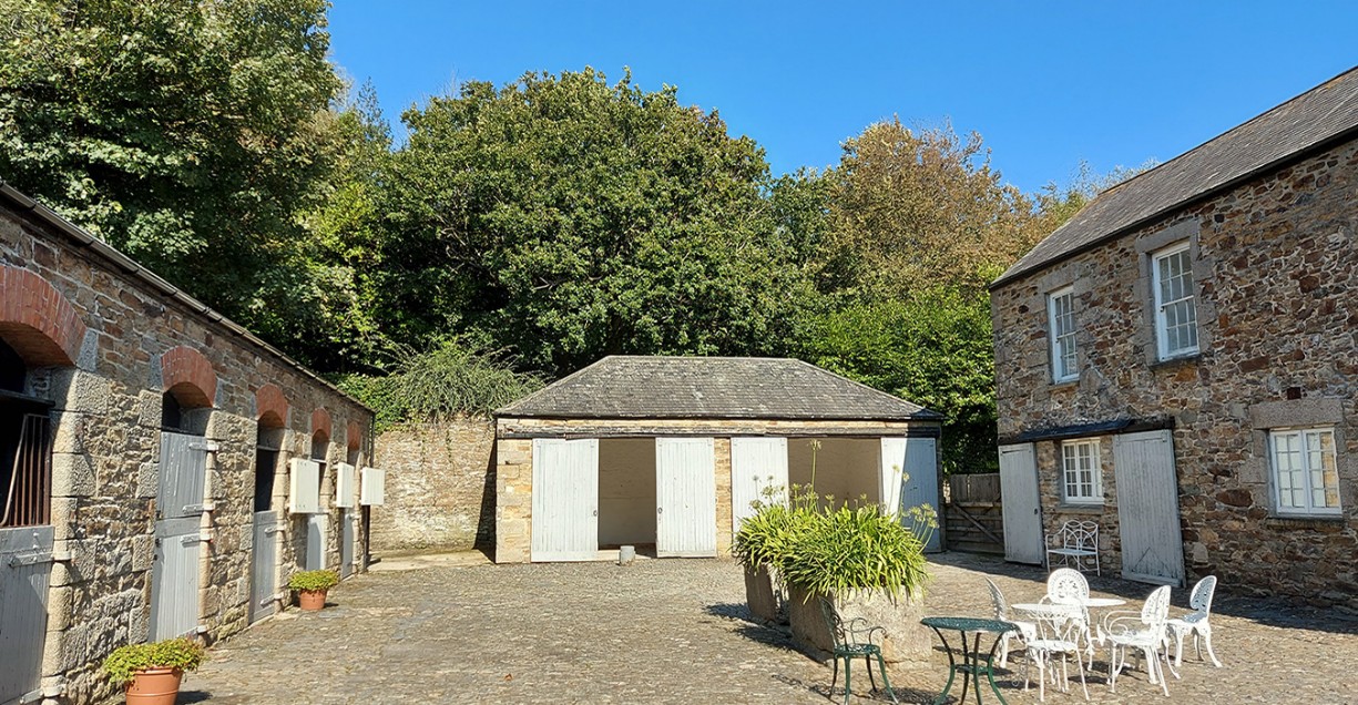 Large courtyard outside area